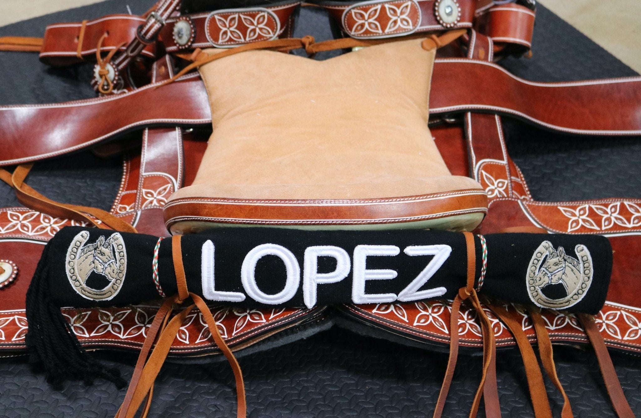 Sillín Montura Charra Pintada Charro Mexican Horse de 15″ - Yaxa