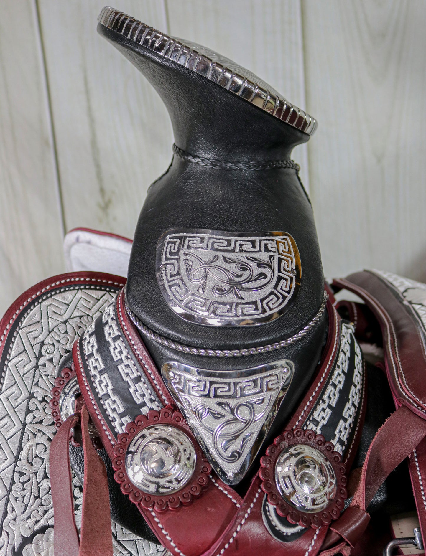 15.5" Montura Vino Bordada Diseno Flor Horse Saddle Embroidered