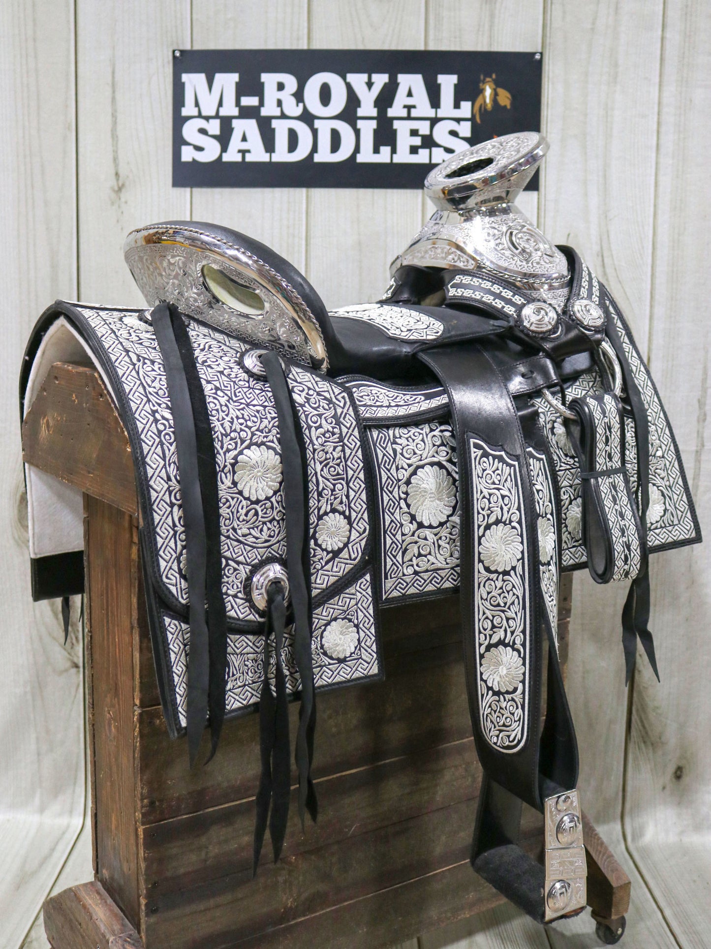 15.5" Montura Fina Charra Bordada Embroidered Charro Saddle